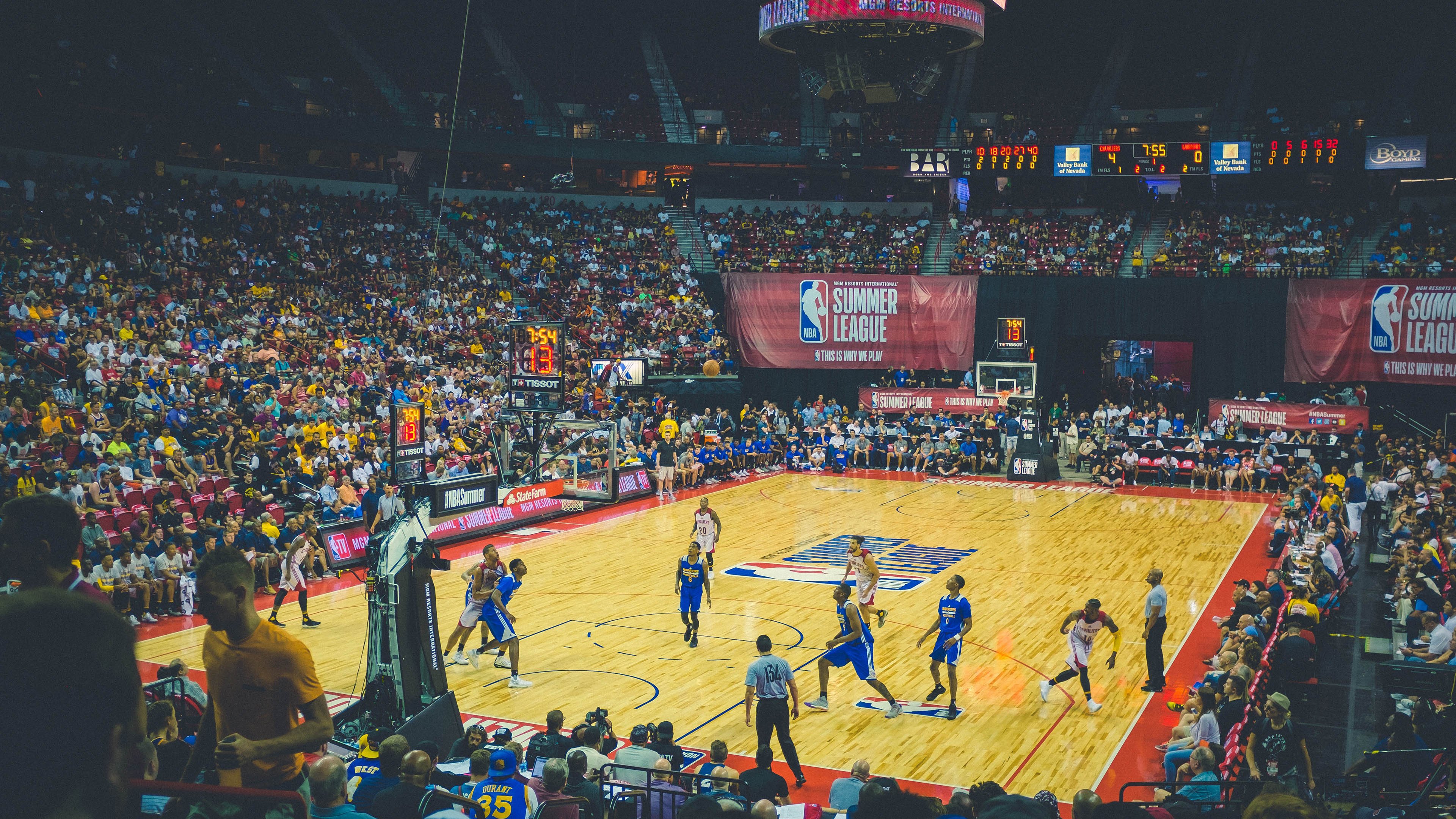 引擎轰鸣下的孤勇者，F1新赛季揭幕战之夜，英格拉姆的制胜艺术