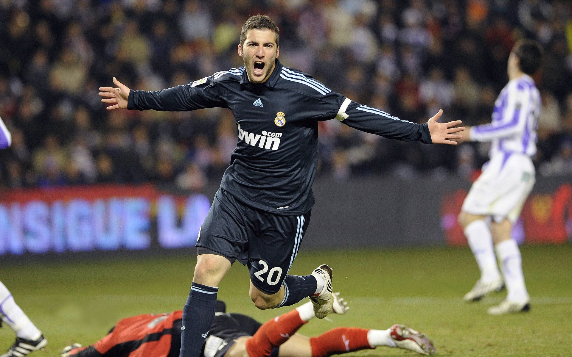 西甲国家德比焦点战，皇马以丹麦节奏掌控全局